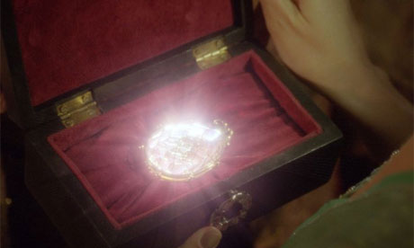 DITORAL USE ONLY, COPYRIGHT ABC/HALLMARK ENTERTAINMENT)  A Dinotopia sunstone