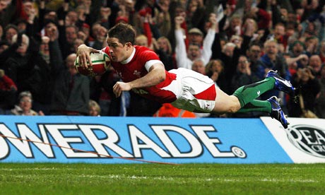 Shane Williams dives over to score his try against Australia.