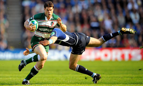 Leicester Tigers's Dan Hipkiss tries to break through a Leinster tackle