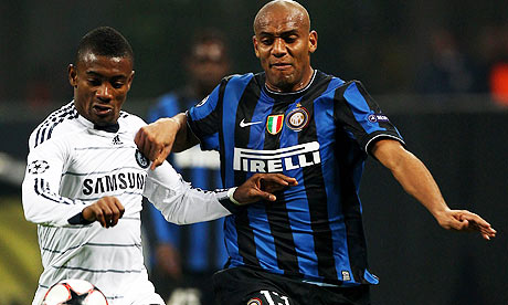 Salomon Kalou holds off Maicon