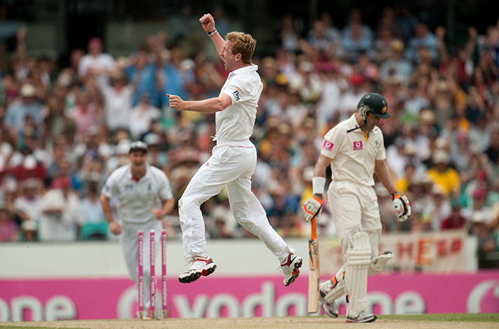 Ashes 2010: Paul Collingwood bowls Mike Hussey