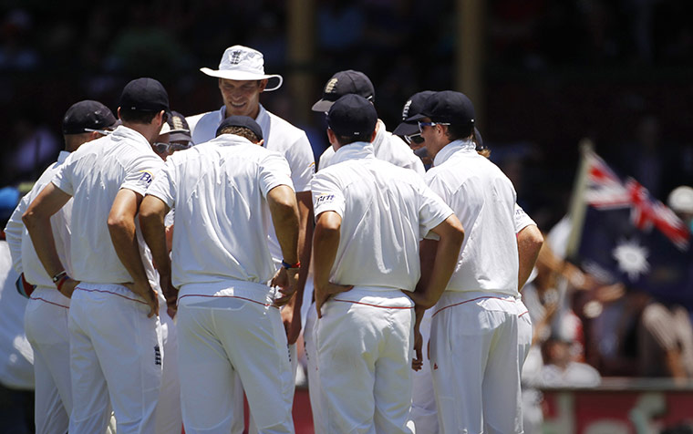 Ashes fifth Test, day 4: England huddle