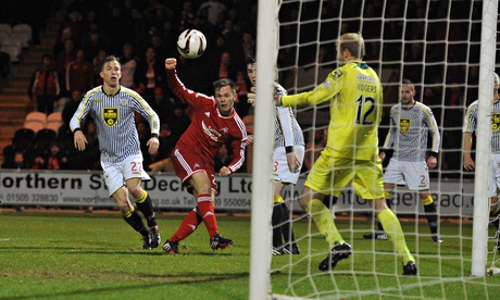 Aberdeen's Lawrence Shankland hits the crossbar against St Mirren in the Scottish Premiership match
