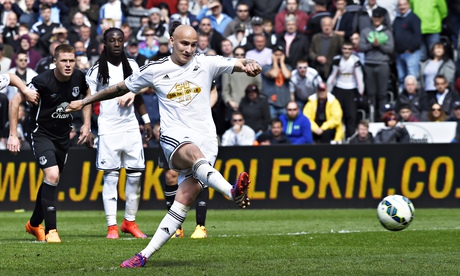 Jonjo Shelvey scores with a penalty for Swansea against Everton in the Premier League