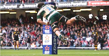Martin Castrogiovanni scores a flamboyant try for Leicester
