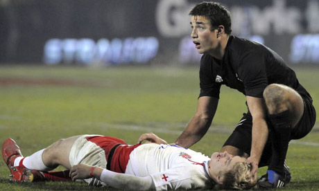  New Zealand's Richard Kahui, right, checks on an injured England's Mathew Tait after they clashed during the International rugby test in Christchurch, New Zealand, Saturday, June 21, 2008. (AP Photo/NZPA, Ross Setford)
