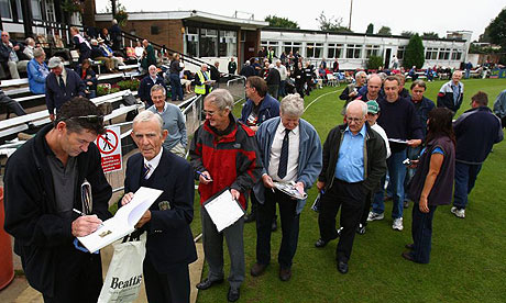 Graeme Hick signs autographs for fans at Kidderminster