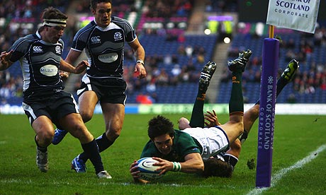 Jaque Fourie scores for South Africa against Scotland.