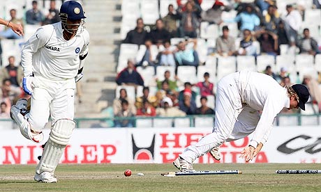 Ian Bell runs out Virender Sehwag