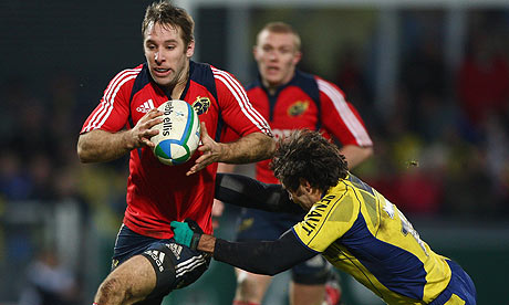 Tomas O'Leary of Munster shrugs off Clermont Auvergne's Brock James
