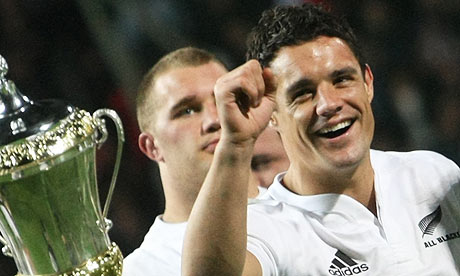 New Zealand's Dan Carter front with Owen Franks holding The Dave Gallaher 