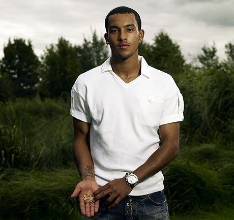 http://static.guim.co.uk/sys-images/Sport/Pix/pictures/2009/4/10/1239367613269/Theo-Walcott-001.jpg