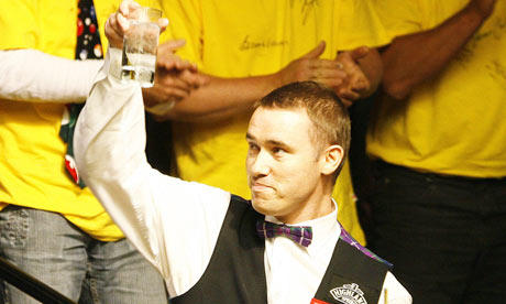 Stephen Hendry salutes the crowd who gave him a standing ovation for his 