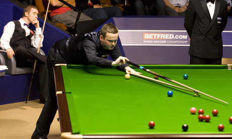 Shaun Murphy in action while Stephen Hendry looks on