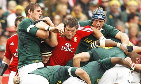 Simon Shaw battles in third Test