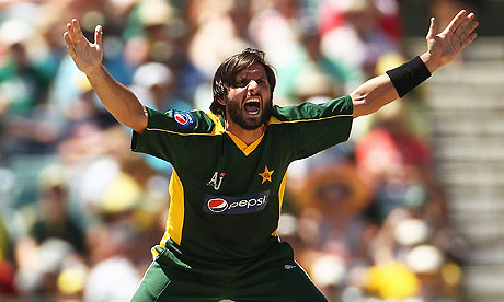 Afridi Biting Ball