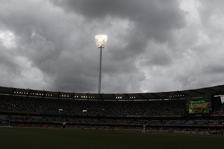 Ashes 2010: Bad light stops play