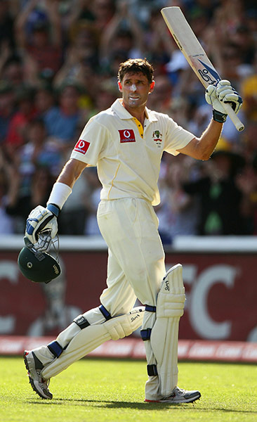 Ashes 2010: Mike Hussey walks off after scoring 195