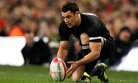 Dan Carter lines up a kick 
