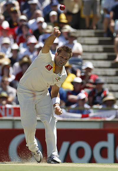 Ashes 2010: Ryan Harris bowls
