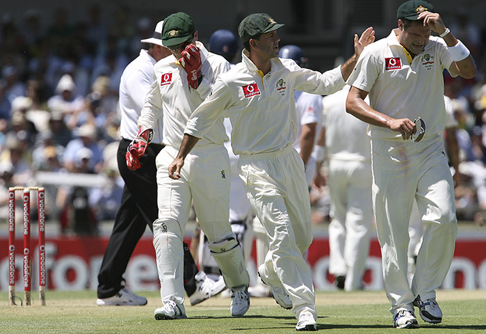 Ashes 2010: Ricky Ponting pats Ryan Harris on the back