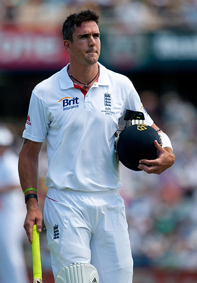 Ashes 2010: Kevin Pietersen walks off