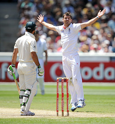 Ashes 2010: England bowler James Anderson (R) appeal