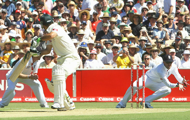 Ashes 2010: Graeme Swann catches Ricky Ponting
