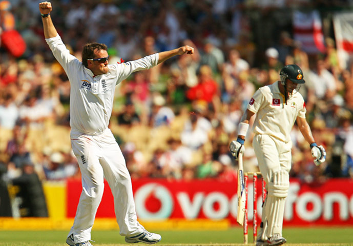 Ashes 2010: Graeme Swann dismisses Michael Hussey