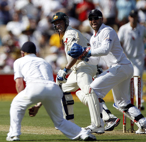 Ashes 2010: Graeme Swann dismisses Michael Hussey
