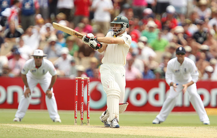 Ashes 2010: Simon Katich pulls four