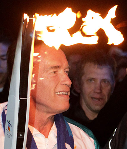Vancouver 2010: Arnold Schwarzenegger carries the Olympic torch before the Winter Olympics