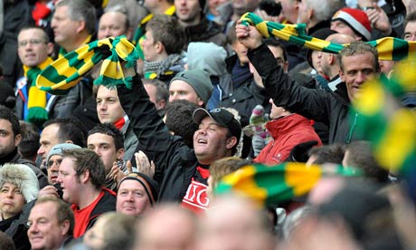 Green and gold Manchester United fans
