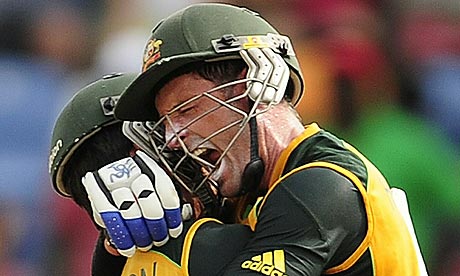 Mike Hussey celebrates with Mitchell Johnson