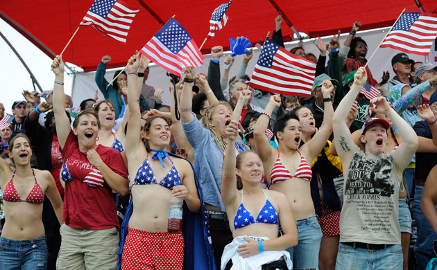 Women's rugby: fans cheer