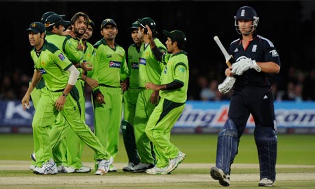Jonathan Trott and Wahab Riaz clash at Lord's as tensions rise ...trott and wahab riaz fight 