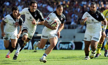 The former New Zealand back Luke McAlister attacks for Toulouse