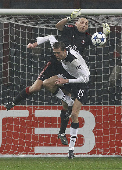 Milan v Spurs: Crouch gets beaten in the air by Milan keeper Christian Abbiati 