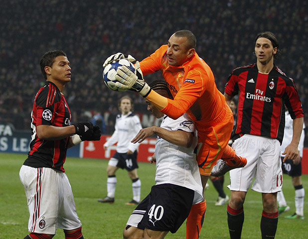 Milan v Spurs: Heurelho Gomes collects a cross 