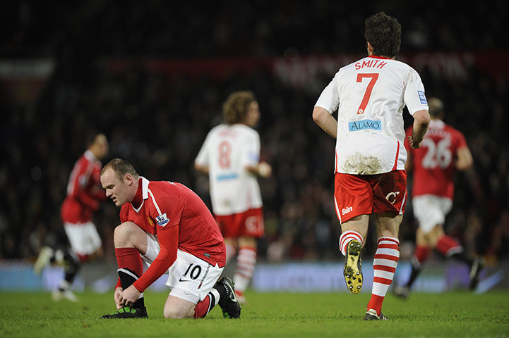 Man Utd v Crawley: Wayne Rooney does up his shoe laces