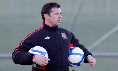 http://static.guim.co.uk/sys-images/Sport/Pix/pictures/2011/2/7/1297108356459/Gary-Speed-Wales-Ireland-007.jpg