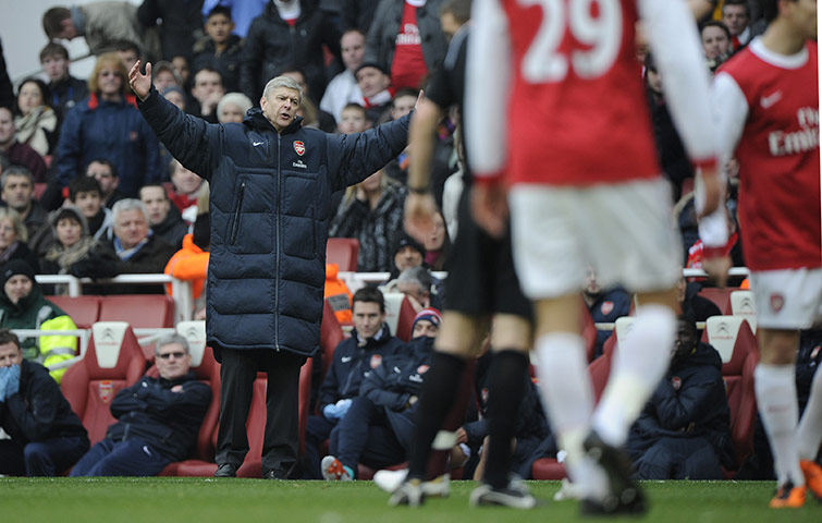 Arsenal v Sunderlan: Arsene Wenger frustrated as the referee gives a foul throw against Arsenal