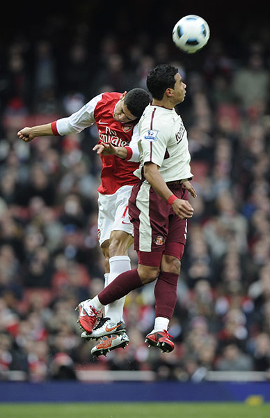 Arsenal v Sunderlan: Denilson rises high but is beaten to the ball by Kieran Richardson