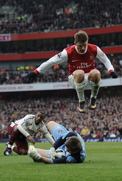 Arsenal v Sunderlan: Mignolet saves from Arshavin