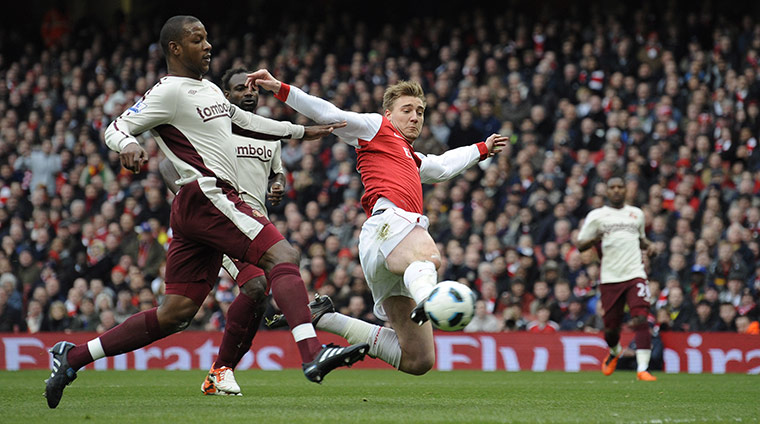 Arsenal v Sunderlan: Bendtner stretches but just fails to meet a cross