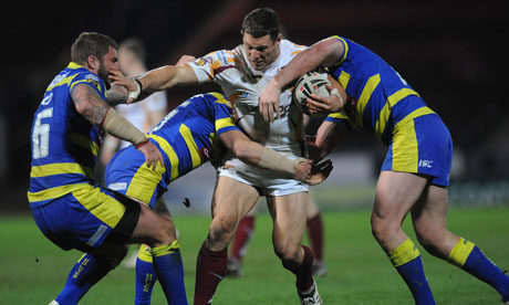 Luke O'Donnell holds off three Warrington Wolves