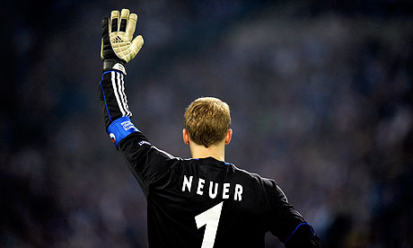 The Schalke goalkeeper Manuel Neuer