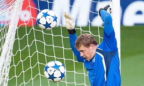 Manuel Neuer trains ahead of Schalke's Champions League tie at Manchester United