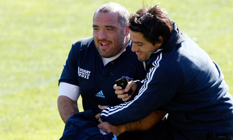 Agustin Pichot jokes with Argentina's Rodrigo Roncero