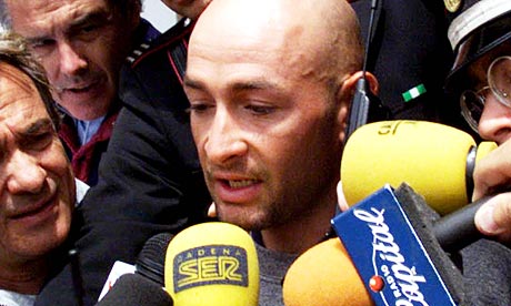 Marco Pantani speaks to a crowd of journalists